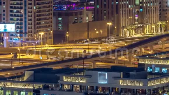 谢赫扎耶德高速公路繁忙交叉口的夜间交通视频的预览图