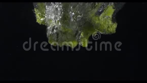 西兰花潜入水中黑色背景慢动作ms视频的预览图