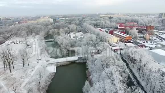 空中白雪覆盖的公共公园视频的预览图