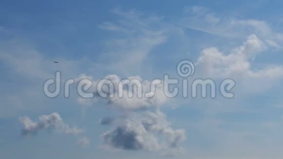乘用飞机在蓝天上空远飞视频的预览图