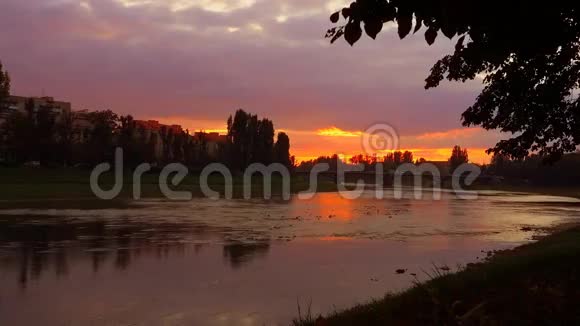 乌日戈罗德河上的全景日落视频的预览图