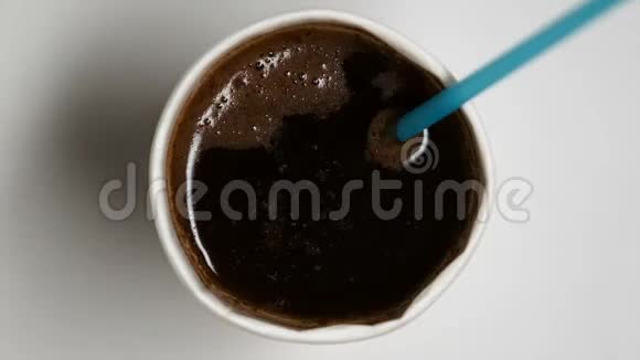一次性咖啡纸杯用吸管饮用揉成垃圾生态视频的预览图