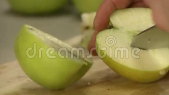 在烹饪板上切鲜绿苹果视频的预览图