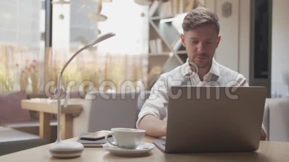 商人坐在咖啡馆里工作使用计算机设备的人务和创业精神视频的预览图