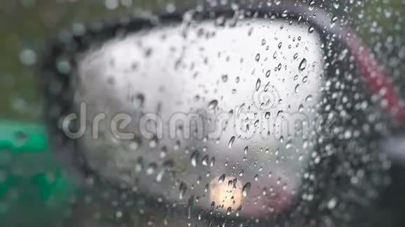 后视镜和侧窗上的雨滴视频的预览图