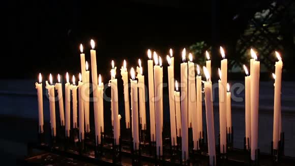 在教堂里点燃蜡烛N5视频的预览图