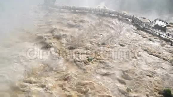伊瓜苏瀑布和桥的快速流动视频的预览图