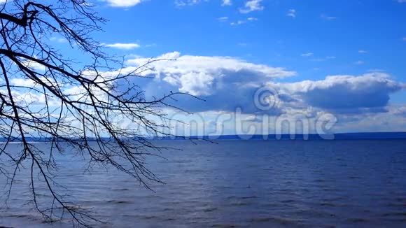 蓝天白云漂浮在巨大的湖面上湖面上的小浪视频的预览图
