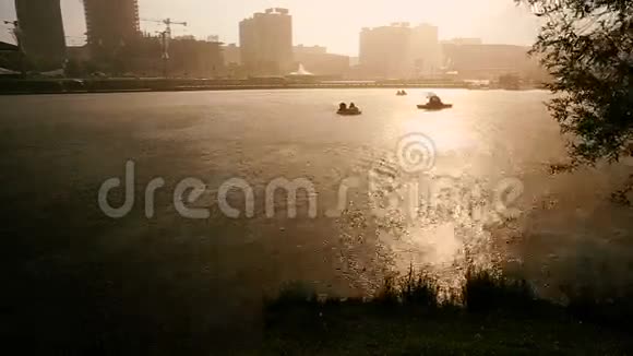 白俄罗斯明斯克大暴雨在背景中可以看到在大道上的河流景色和建造的高层建筑视频的预览图