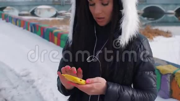 一个戴着熊猫帽的女孩在城里听音乐视频的预览图