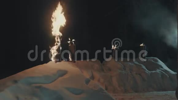院子里燃烧的原木冬天的夜晚视频的预览图
