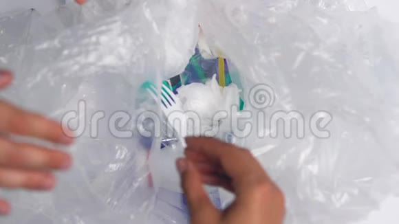 双手拿地球星球图片上的塑料垃圾生态志愿视频的预览图