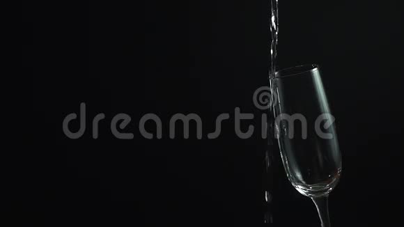 香槟酒从瓶子里倒入黑色玻璃慢动作高清视频视频的预览图