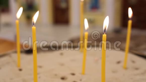 在暮色中在寺庙里点燃蜡烛燃烧教堂蜡烛视频的预览图