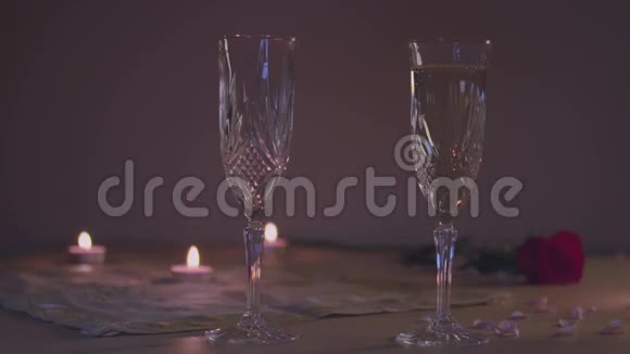香槟在缓慢流动浪漫的场景中倾泻而出视频的预览图