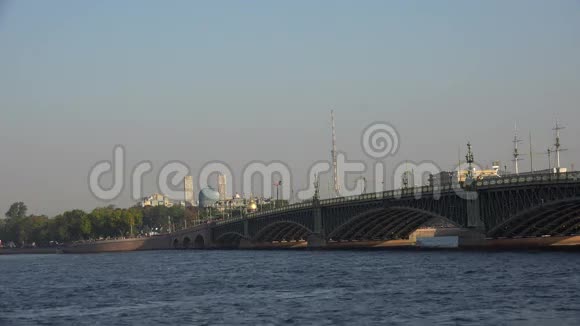 托利斯基吊桥圣彼得堡4K视频的预览图