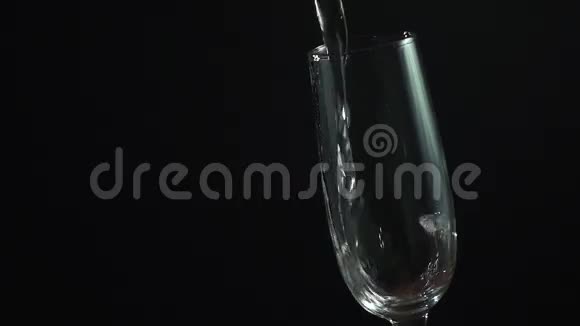 黑色背景下的香槟杯慢动作高清视频视频的预览图