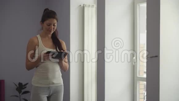 健身房里的女孩是个平板电脑视频的预览图