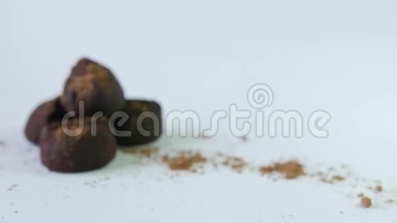 白色背景下分离的巧克力块菌视频的预览图
