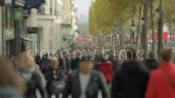 拥挤的街道香榭丽舍大道巴黎游客视频的预览图