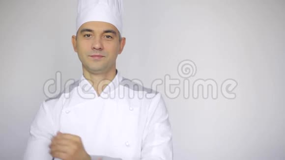 商业厨房的男厨师视频的预览图