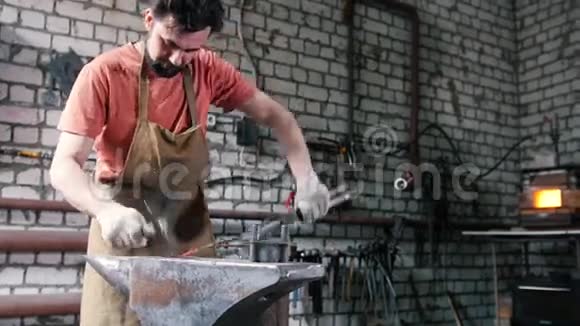 锻造钢铁产品的肌肉铁匠视频的预览图
