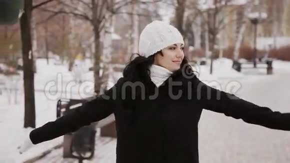 快乐的女孩在冬天的公园里旋转视频的预览图