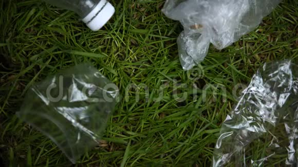 草地上的塑料垃圾污染问题环境灾难停止运动视频的预览图