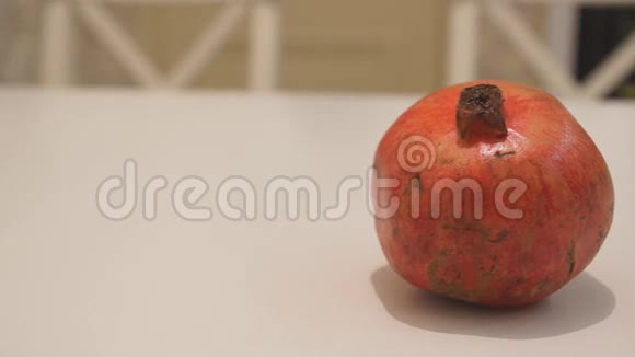 石榴躺在白色的餐桌上视频的预览图