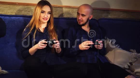 男人和女孩在玩电脑游戏视频的预览图