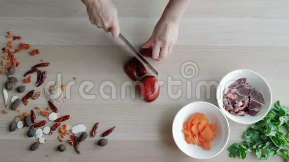 女性手切胡椒做沙拉顶部视图首席切割蔬菜健康生活方式饮食视频的预览图