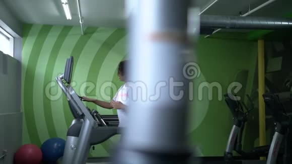 在健身房跑步机上工作的非裔美国妇女视频的预览图