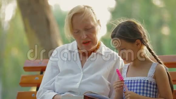 亲近祖母和孙女视频的预览图