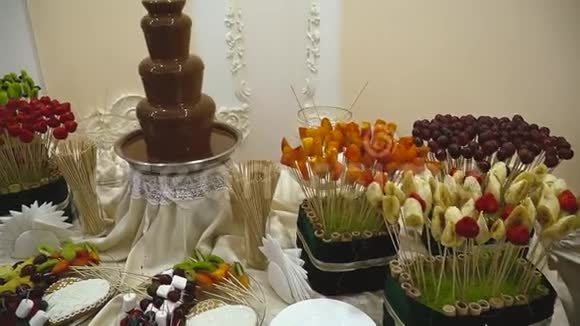 糖果吧婚礼糖果自助餐巧克力喷泉蛋糕视频的预览图