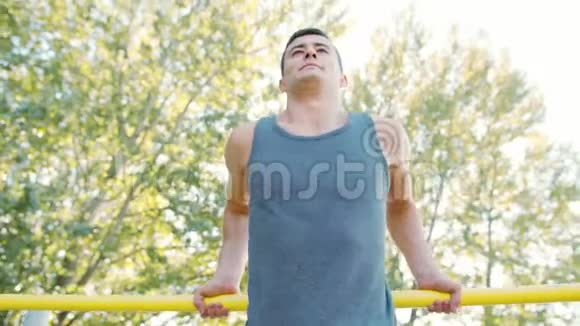 单杠肌肉男操视频的预览图