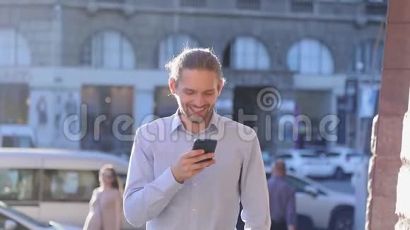 阳光明媚的一天商人在街上使用手机视频的预览图