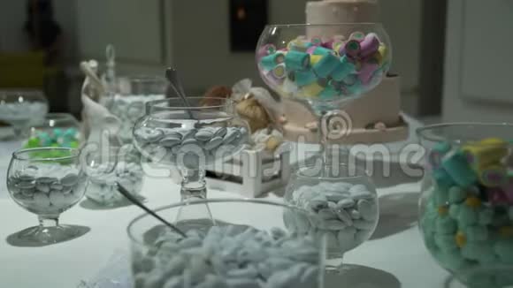 糖果吧婚礼糖果自助餐巧克力喷泉蛋糕视频的预览图
