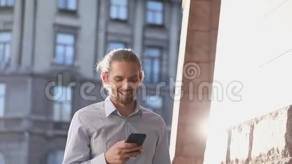阳光明媚的一天商人在街上使用手机视频的预览图