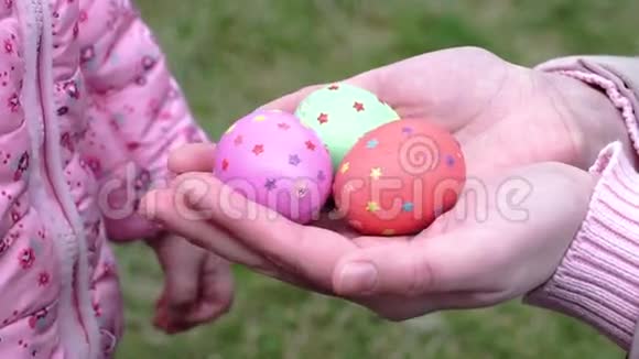 小女孩数复活节彩蛋视频的预览图