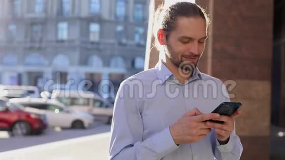 营业人员在户外使用手机阳光明媚的一天在街上视频的预览图