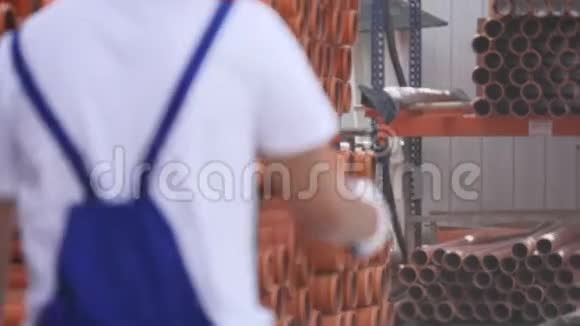 工人手拿塑料管用于仓库排污系统视频的预览图