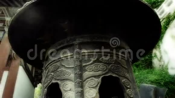 中国宗教简章上的香炉铁塔东方元素寺庙视频的预览图