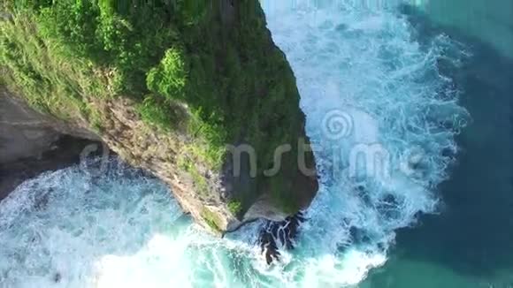 呼吸鸟瞰乌卢瓦图悬崖和普拉乌卢瓦图寺庙视频的预览图