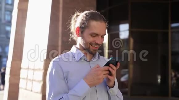 营业人员在户外使用手机阳光明媚的一天在街上视频的预览图