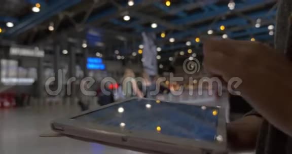 在购物中心大厅打平板电脑的女人视频的预览图