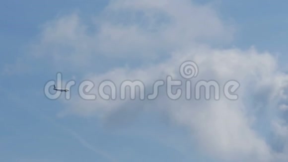 乘用飞机在蓝天上空远飞视频的预览图