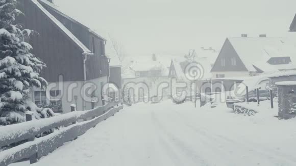 山镇雪街雪灾降雪的冬季景观视频的预览图