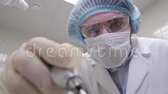 牙医拿着牙科工具看着摄像机个人或病人的观点POV他二十几岁就是个男人视频的预览图