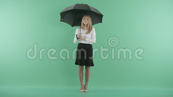 一个手拿黑伞的美女视频的预览图