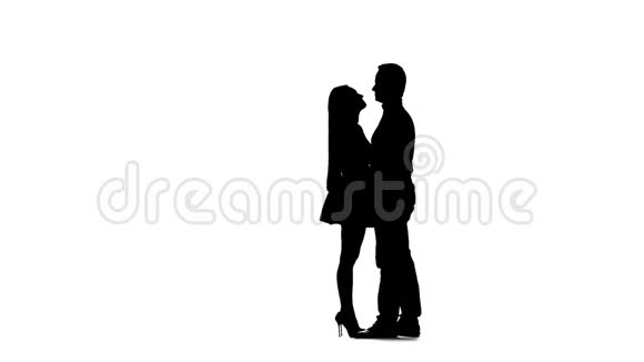 可爱的情侣拥抱白色背景剪影慢动作视频的预览图